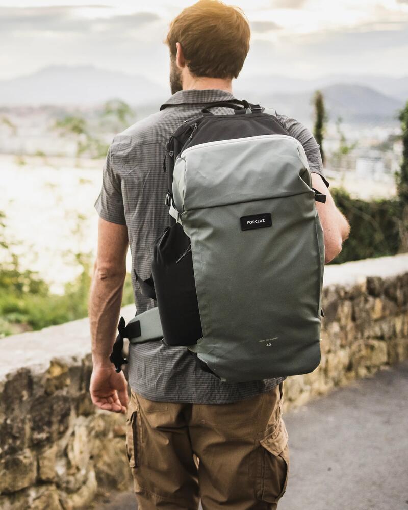 muž s cestovním batohem na zádech