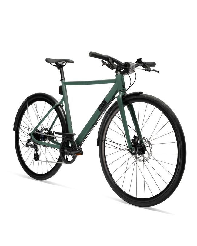 Grünes Fahrrad mit Beleuchtung vor weißem Hintergrund