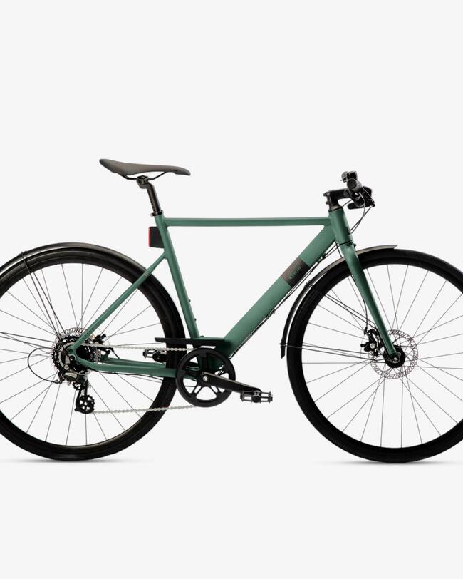 Grünes Fahrrad mit schwarzen Details vor weißem Hintergrund