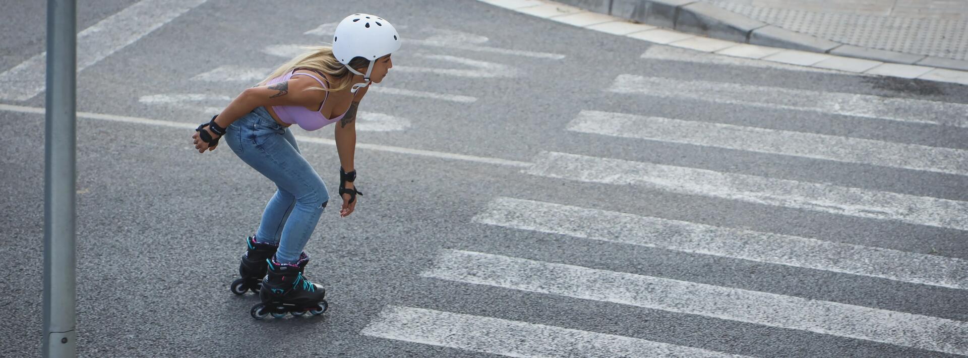 mujer practicando patinaje sobre ruedas