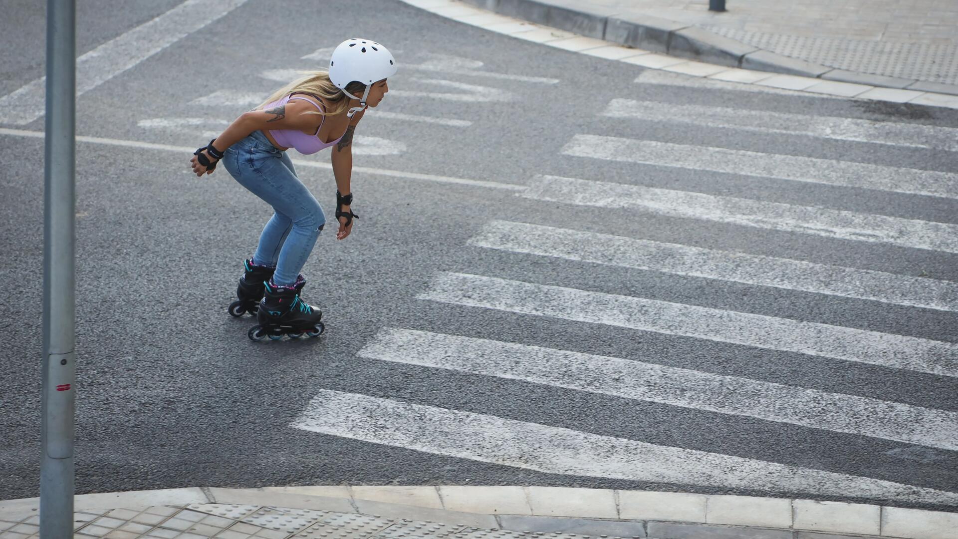 mujer practicando patinaje sobre ruedas