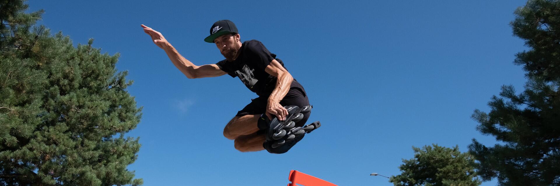 Mężczyzna skaczący na rolkach freestyle