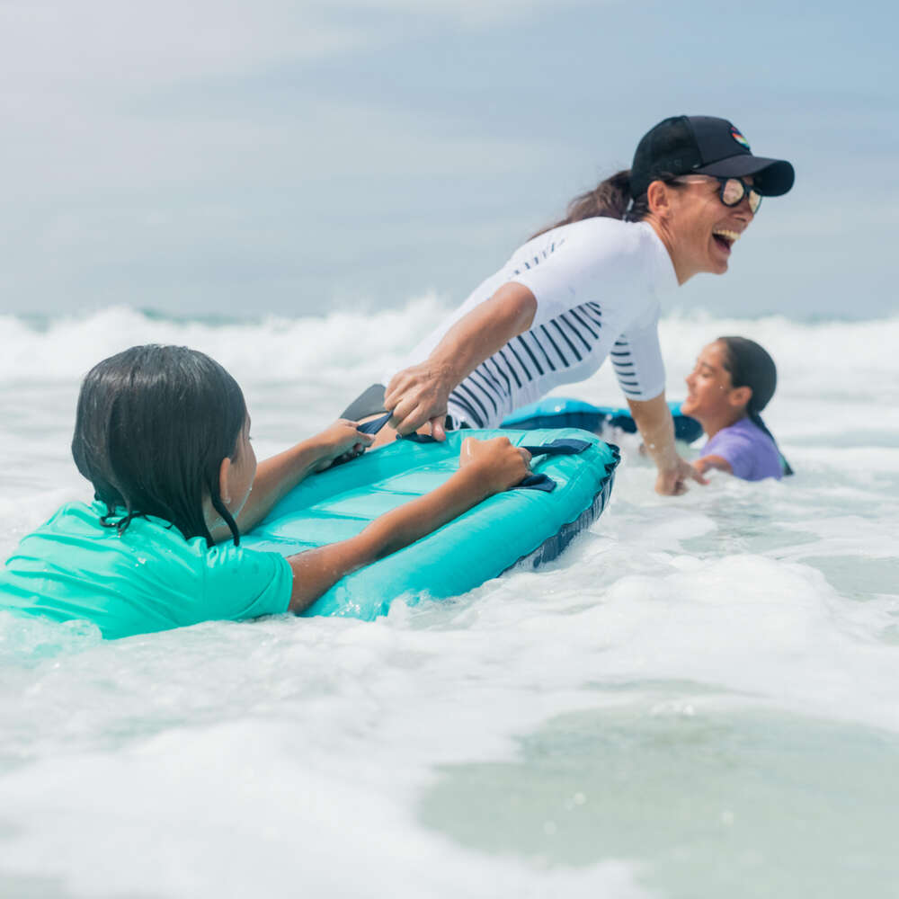 Rodina vo vode na bodyboarde