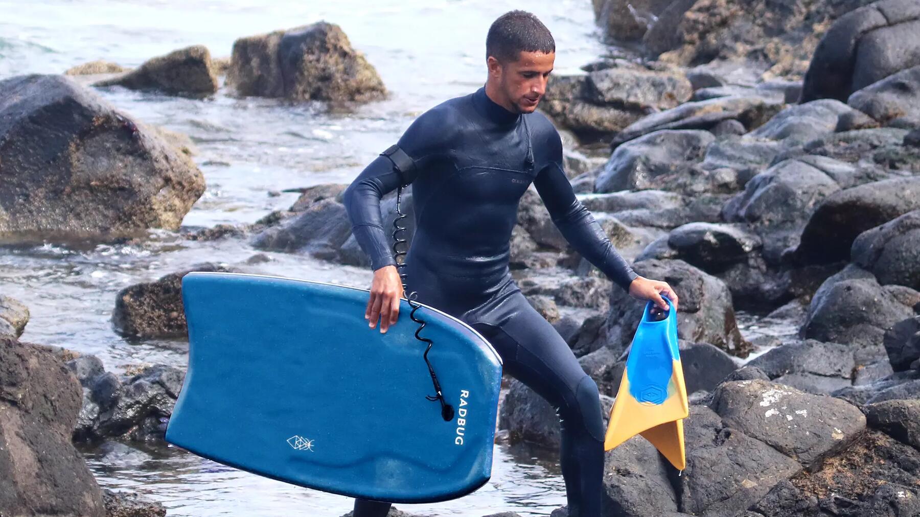 pessoa a apanhar uma onda na praia
