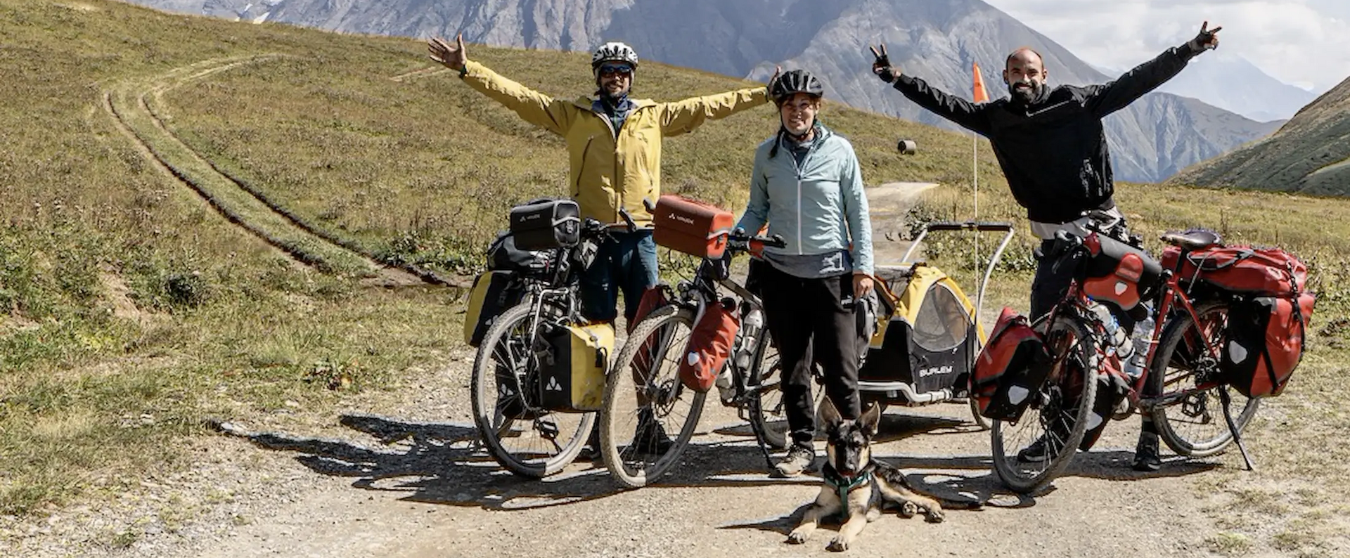 Amigos practicando cicloturismo rural