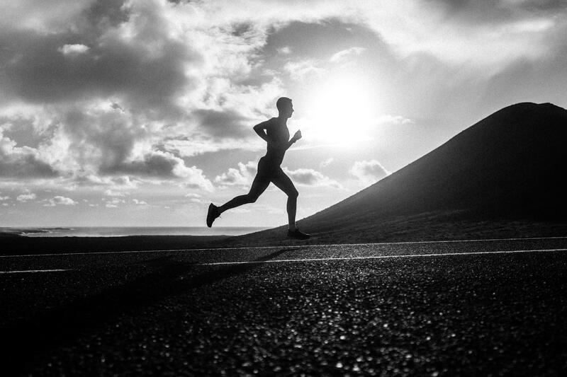 Bieganie na czczo czy po śniadaniu – kiedy trenować?