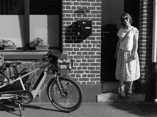 Une femme avec son vélo cargo Decathlon
