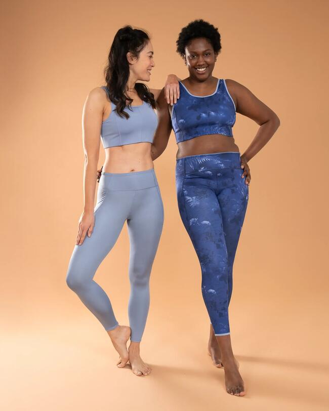 Zwei Frauen tragen Sportkleidung. 