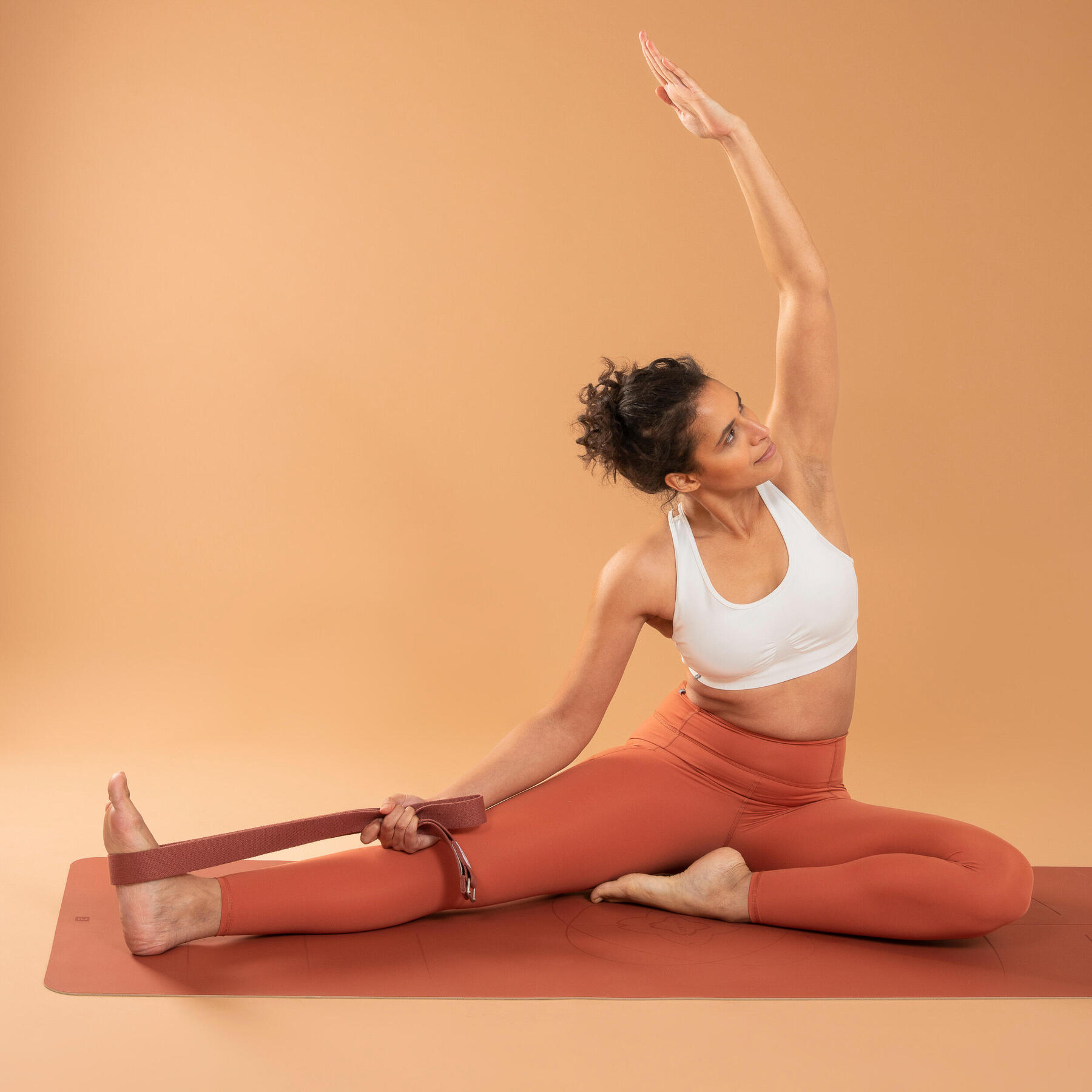 Kobieta ćwicząca pilates na macie z gumą oporową