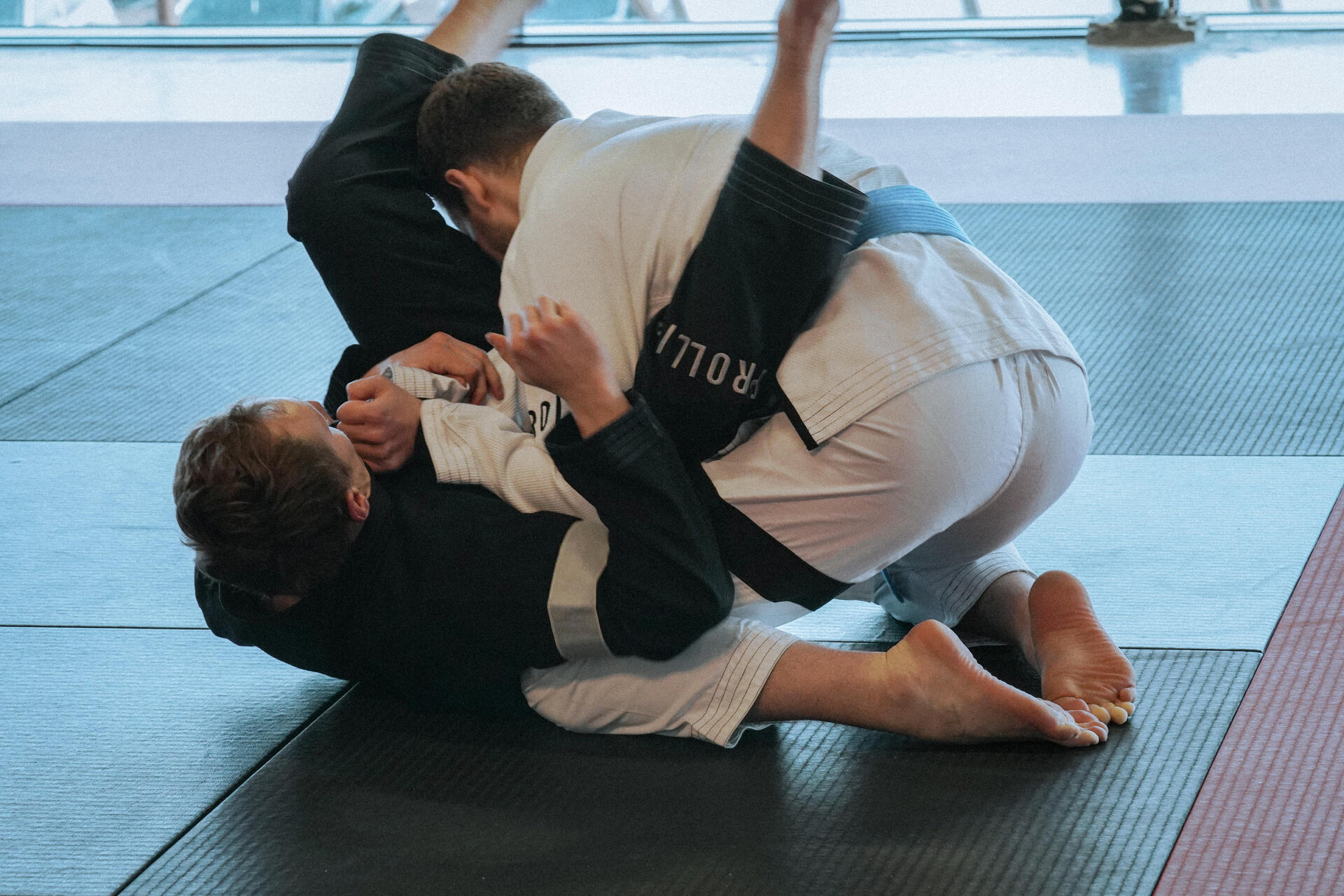 Mężczyźni trenujący BJJ