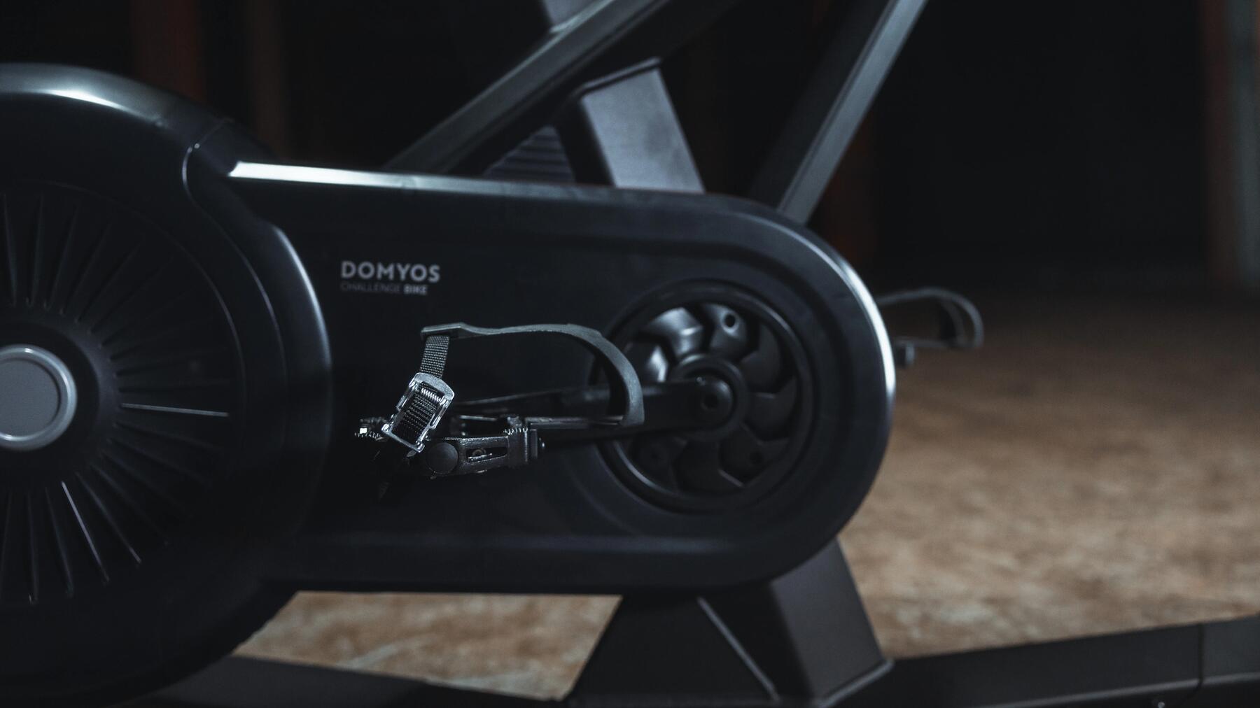 Das Radlager eines Indoor Bikes wird gewartet