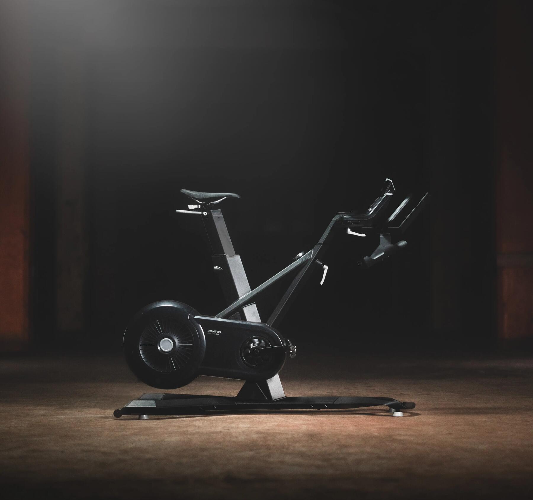 Ein Indoor Bike steht im Licht und wird gewartet