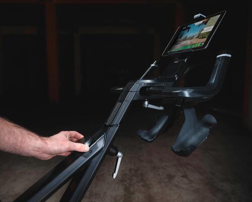 Ein Mann wartet sein Indoor-Bike
