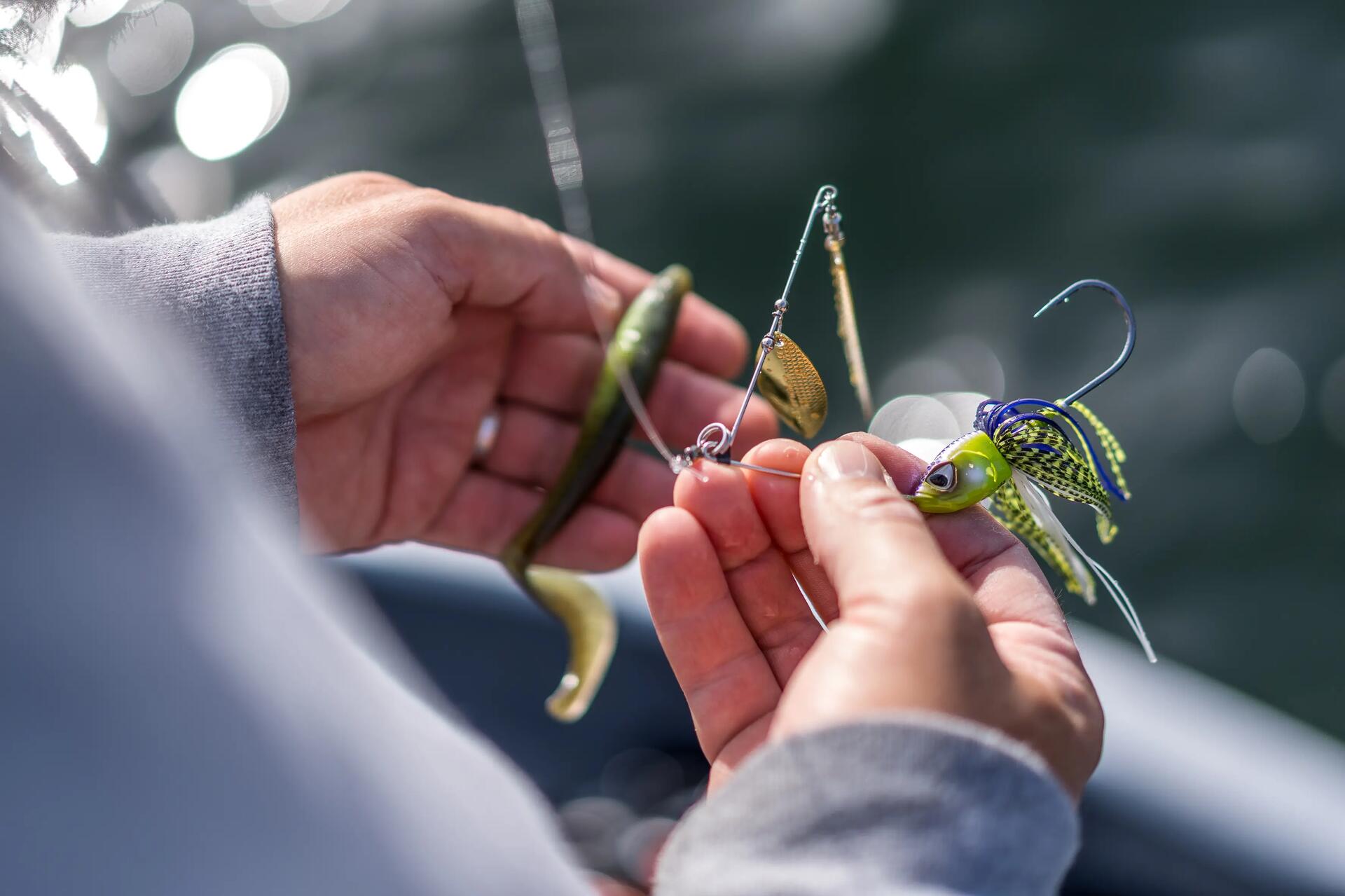 Hooks, lines, scissors and all the necessary to prepare your fishing season