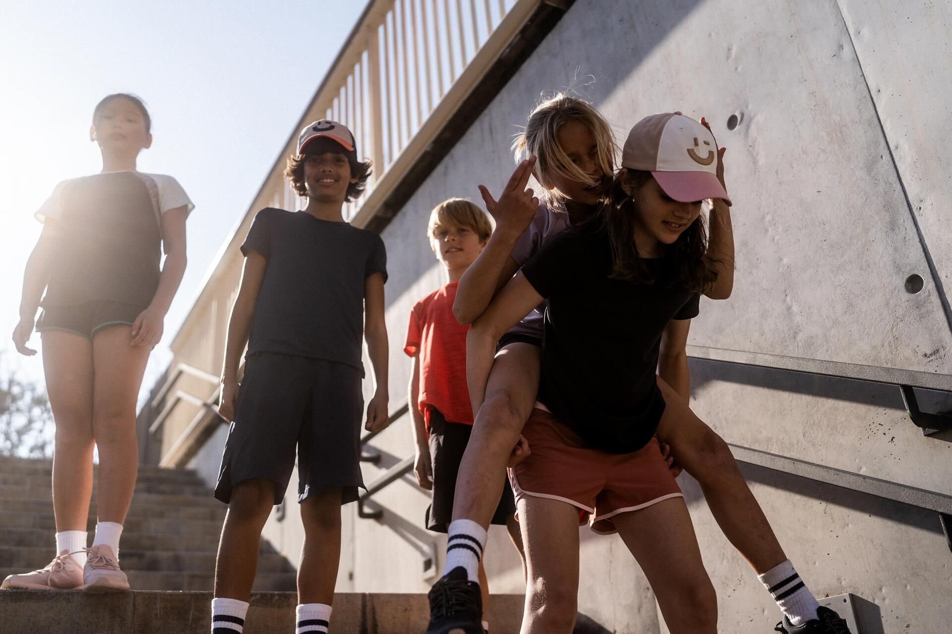 enfants sur un terrain de soccer