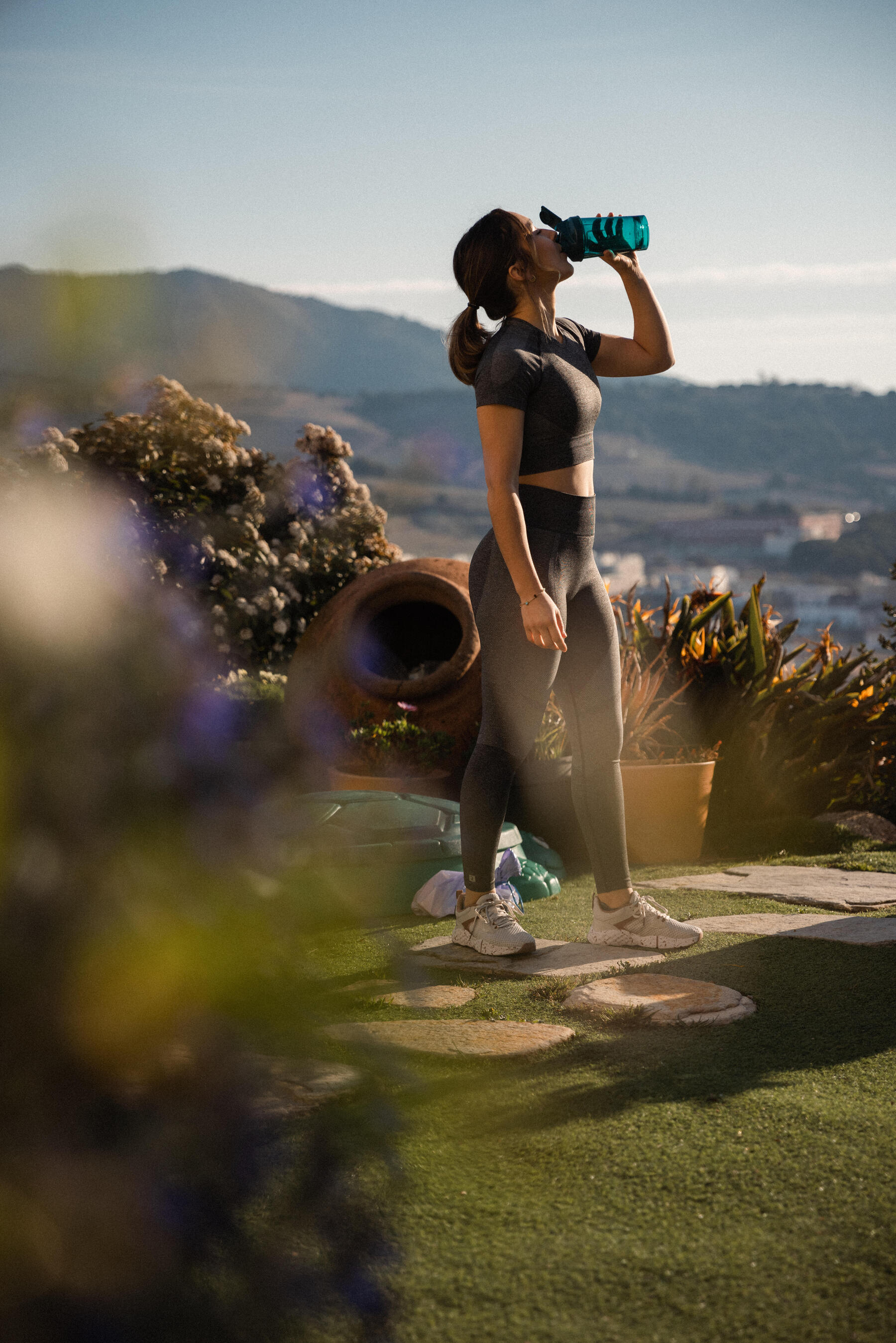 petit garçon qui s'asperge d'eau avec sa gourde