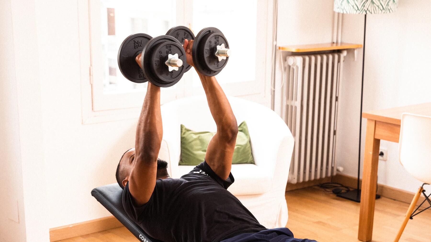 dumbbells kickbacks