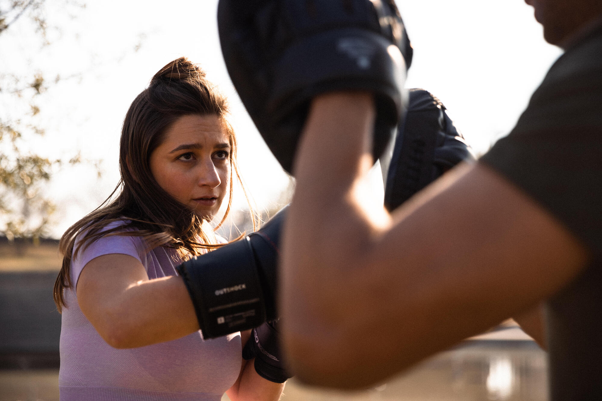 gros plan femme qui boxe