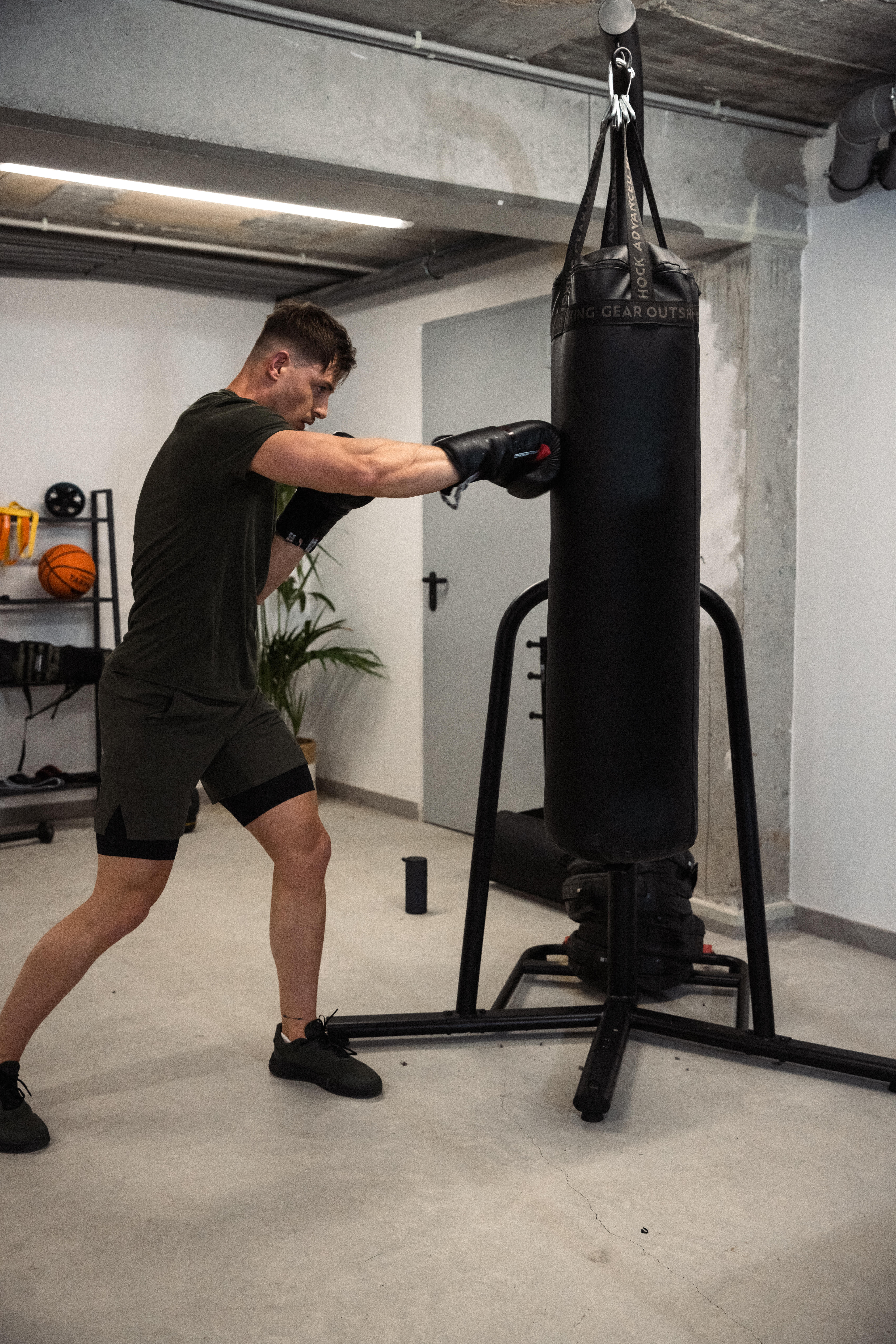 900 Punching Bag Stand - OUTSHOCK