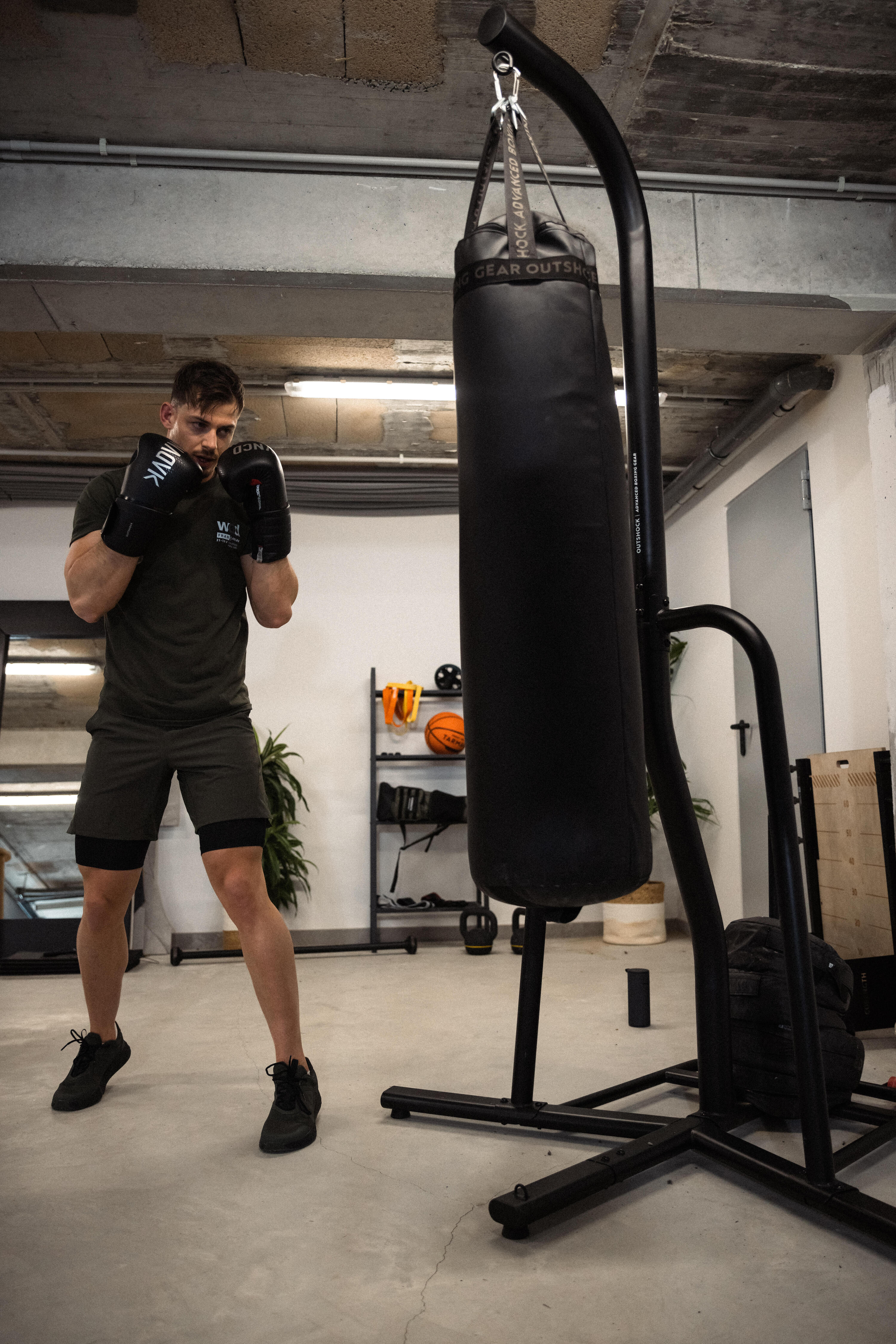 2-in-1-Fitness-Shorts atmungsaktive Kollektion Herren Reissverschlusstasche 5/8
