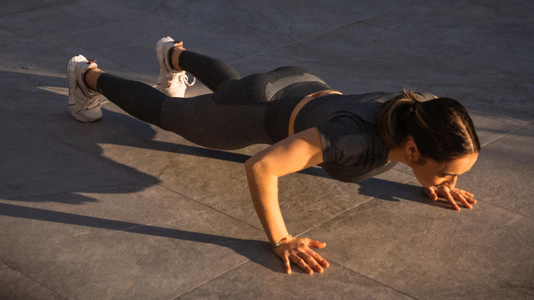 mujer haciendo flexiones