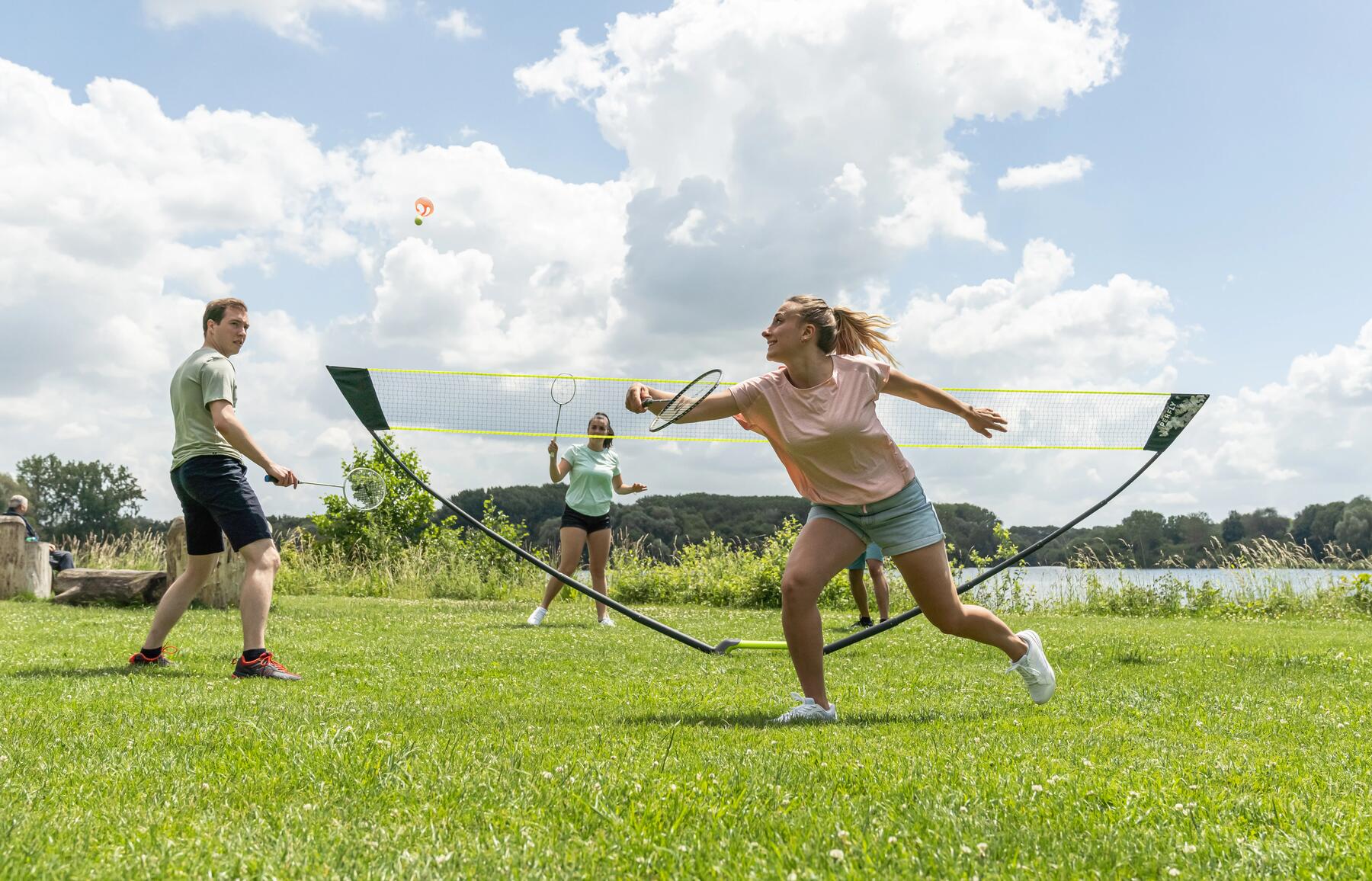 Mensen spelen buiten badminton