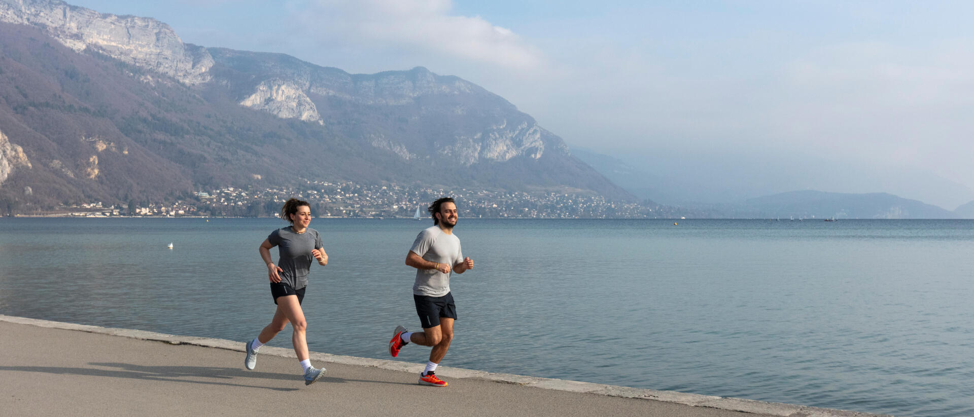 homme-femme-course-lac