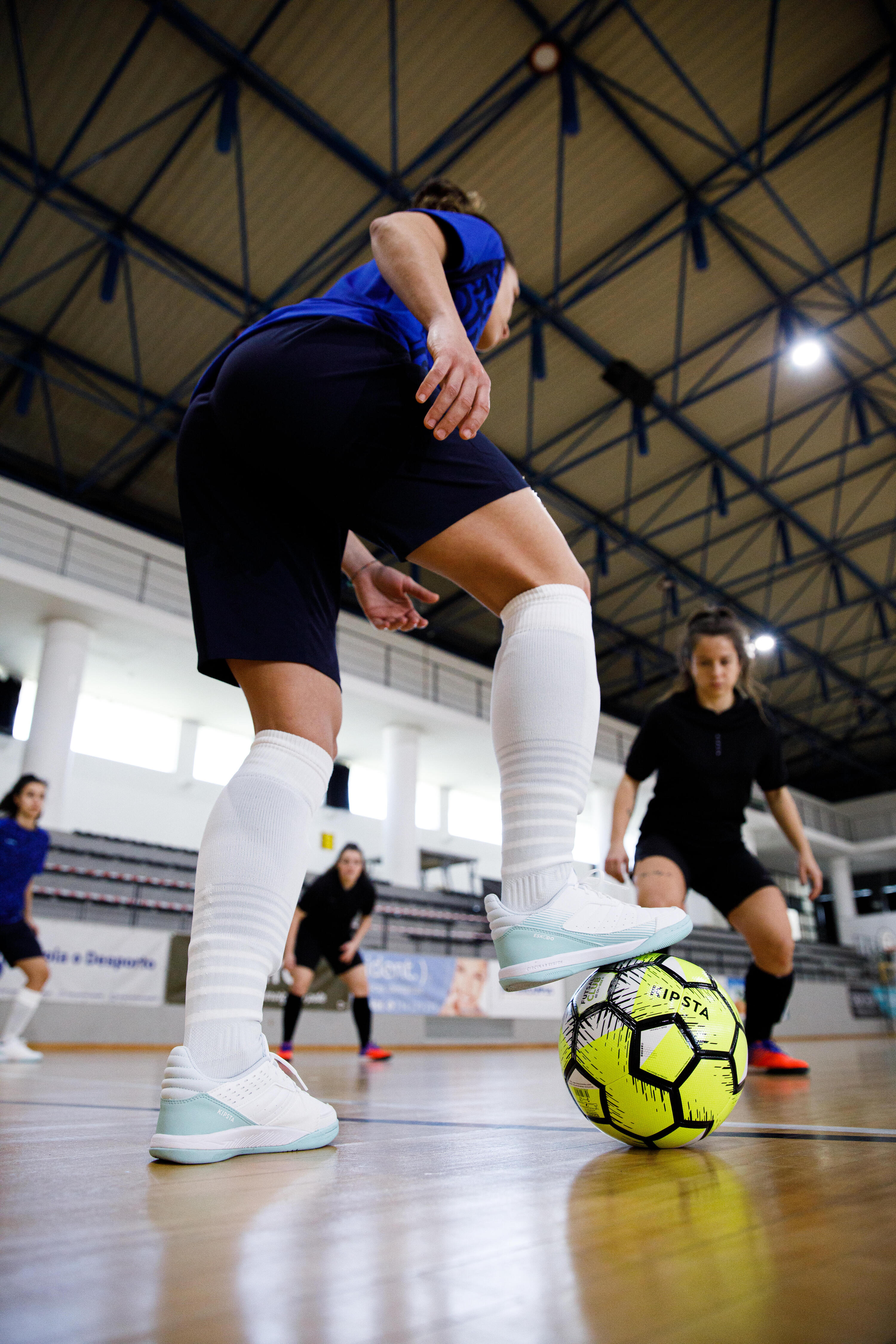 Chaussures de futsal femme Eskudo 500 blanches et bleues 2/8