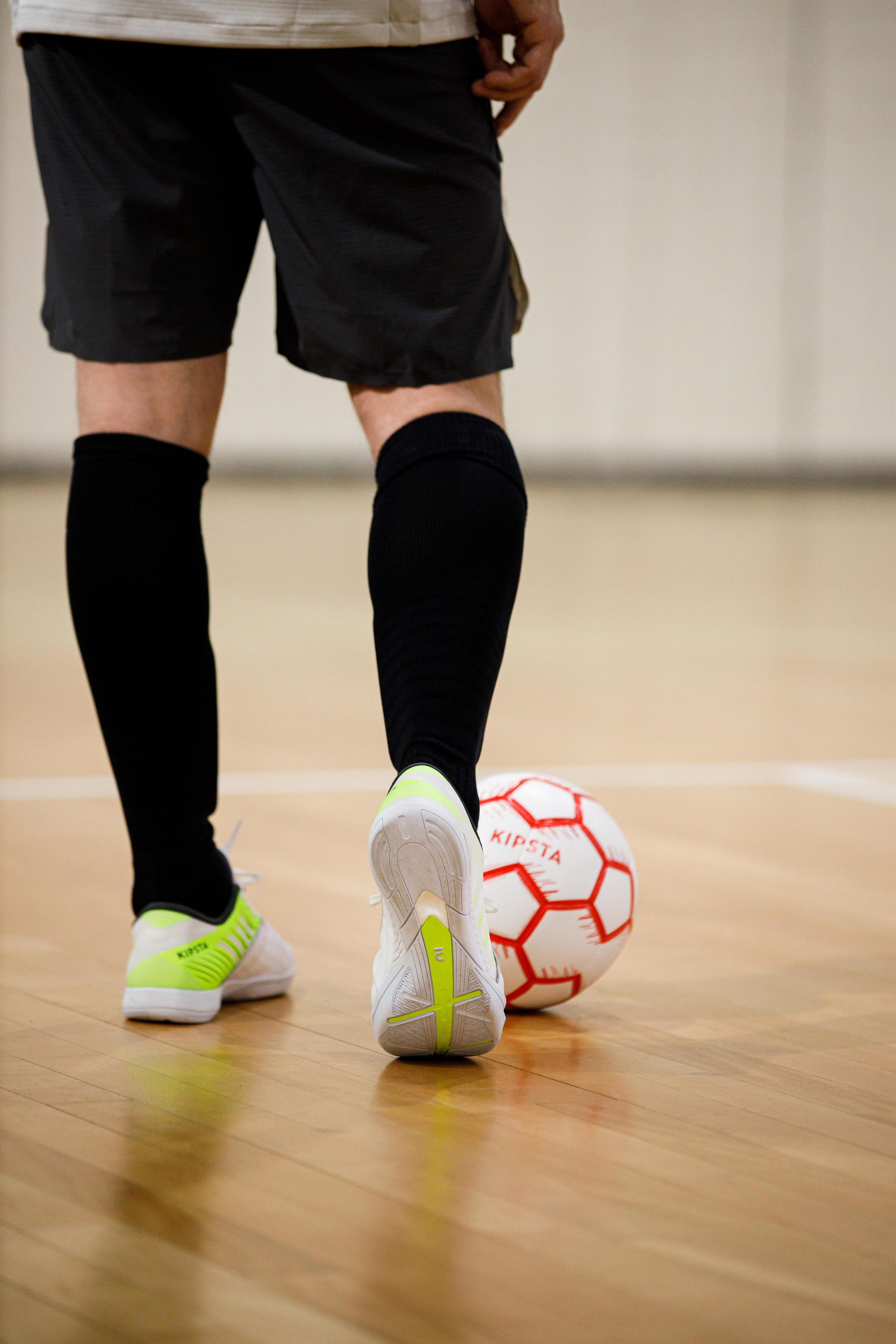 Bal voor zaalvoetbal maat 4 omtrek 63 cm rood/wit 14/16