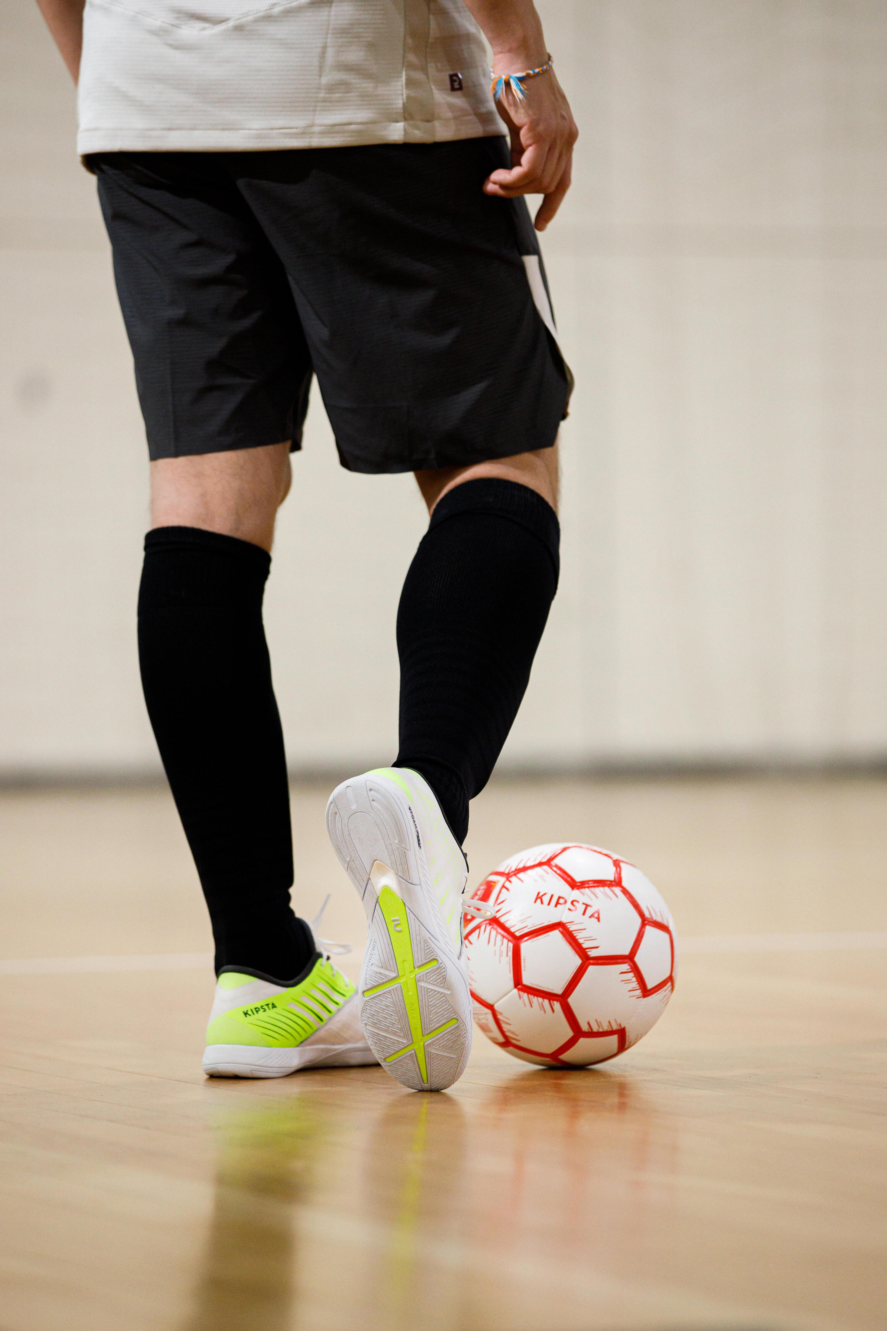Bal voor zaalvoetbal maat 4 omtrek 63 cm rood/wit 13/16