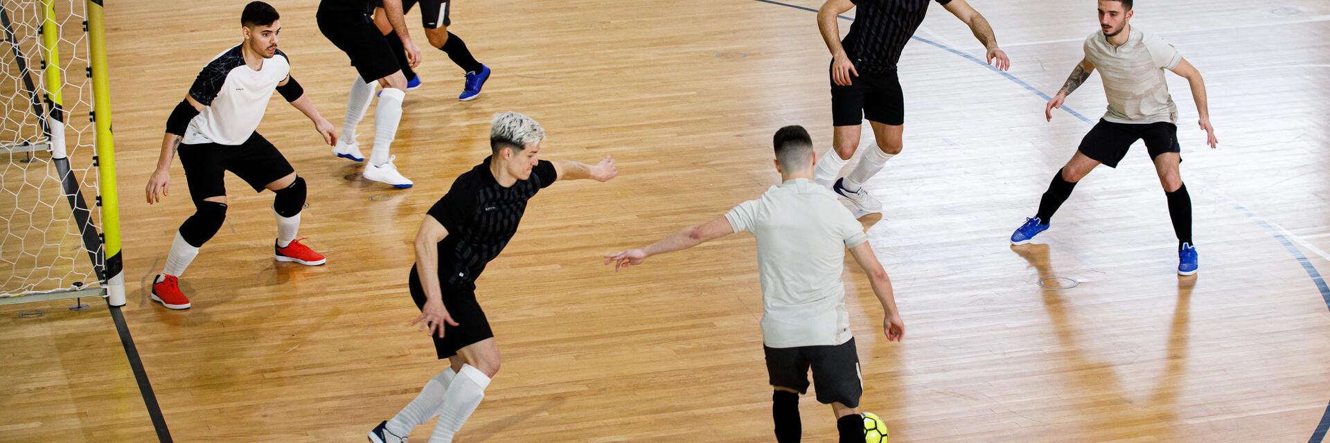 Sportowcy grający w futsal