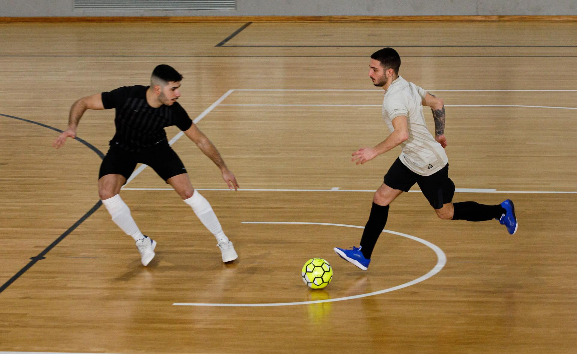 ¿Sabes cuál balón de fútbol elegir según el tipo de jugador?