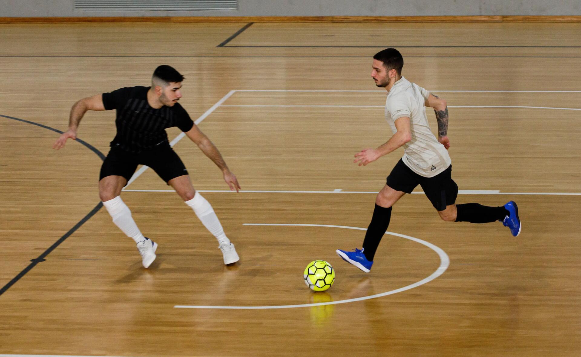 ¿Sabes cuál balón de fútbol elegir según el tipo de jugador?