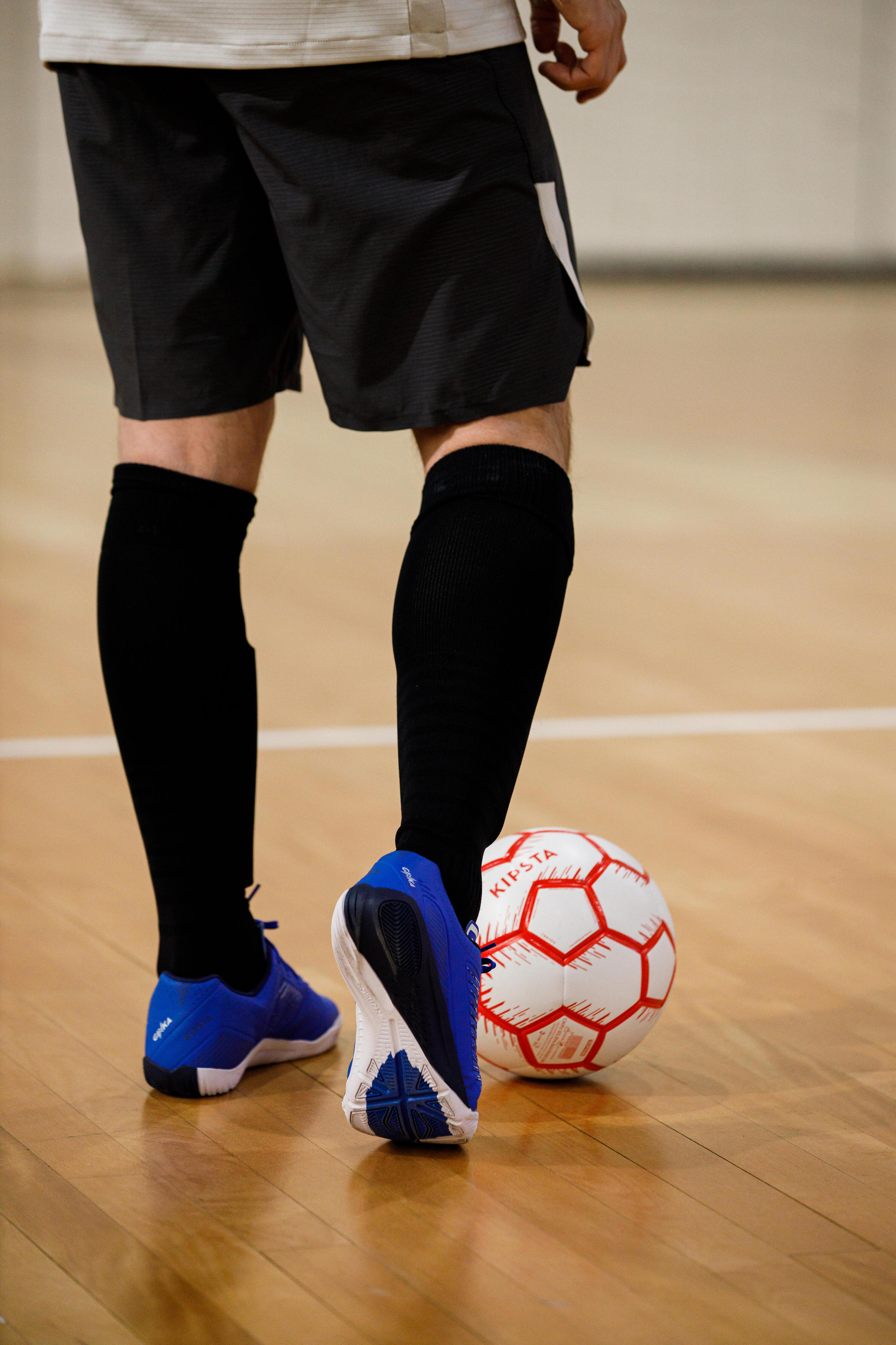 Bal voor zaalvoetbal maat 4 omtrek 63 cm rood/wit 11/16