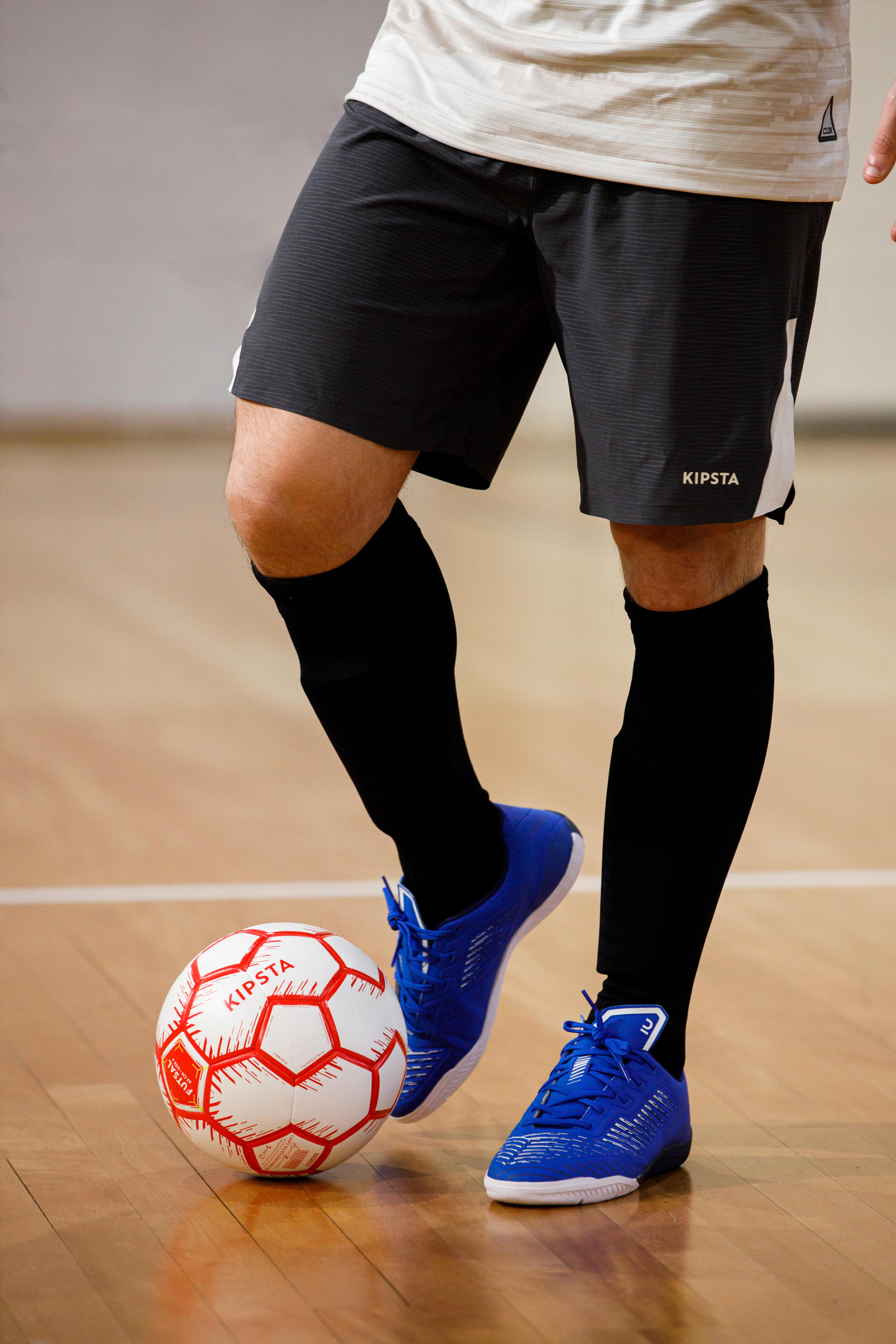 Bal voor zaalvoetbal maat 4 omtrek 63 cm rood/wit 10/16