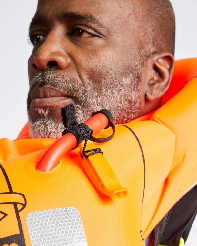 Man laat zien hoe het automatische reddingsvest eruit ziet wanneer opgeblazen