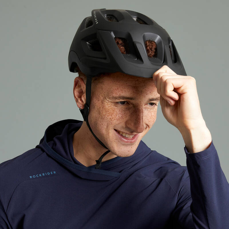 Hombre Vestido Con Gafas De Sol Deportivas Y Casco De Bicicleta Negro ·  Foto de stock gratuita