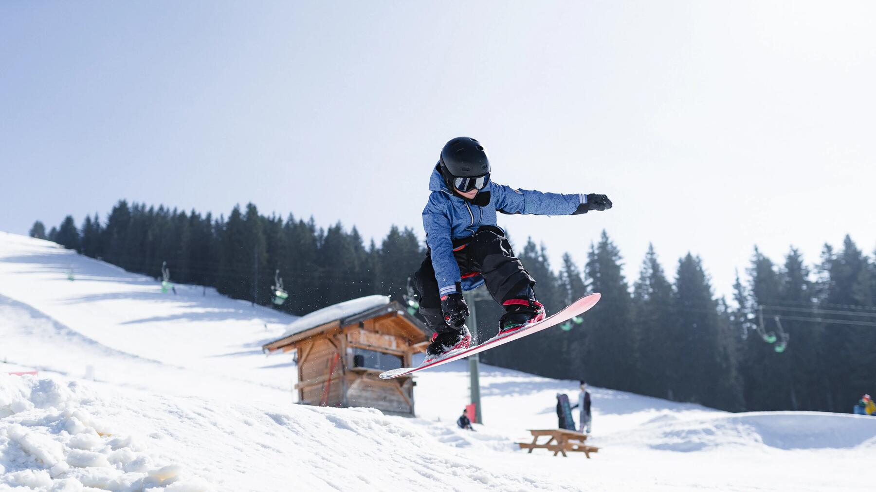 Dziecko trenujące snowboard podczas ferii zimowych