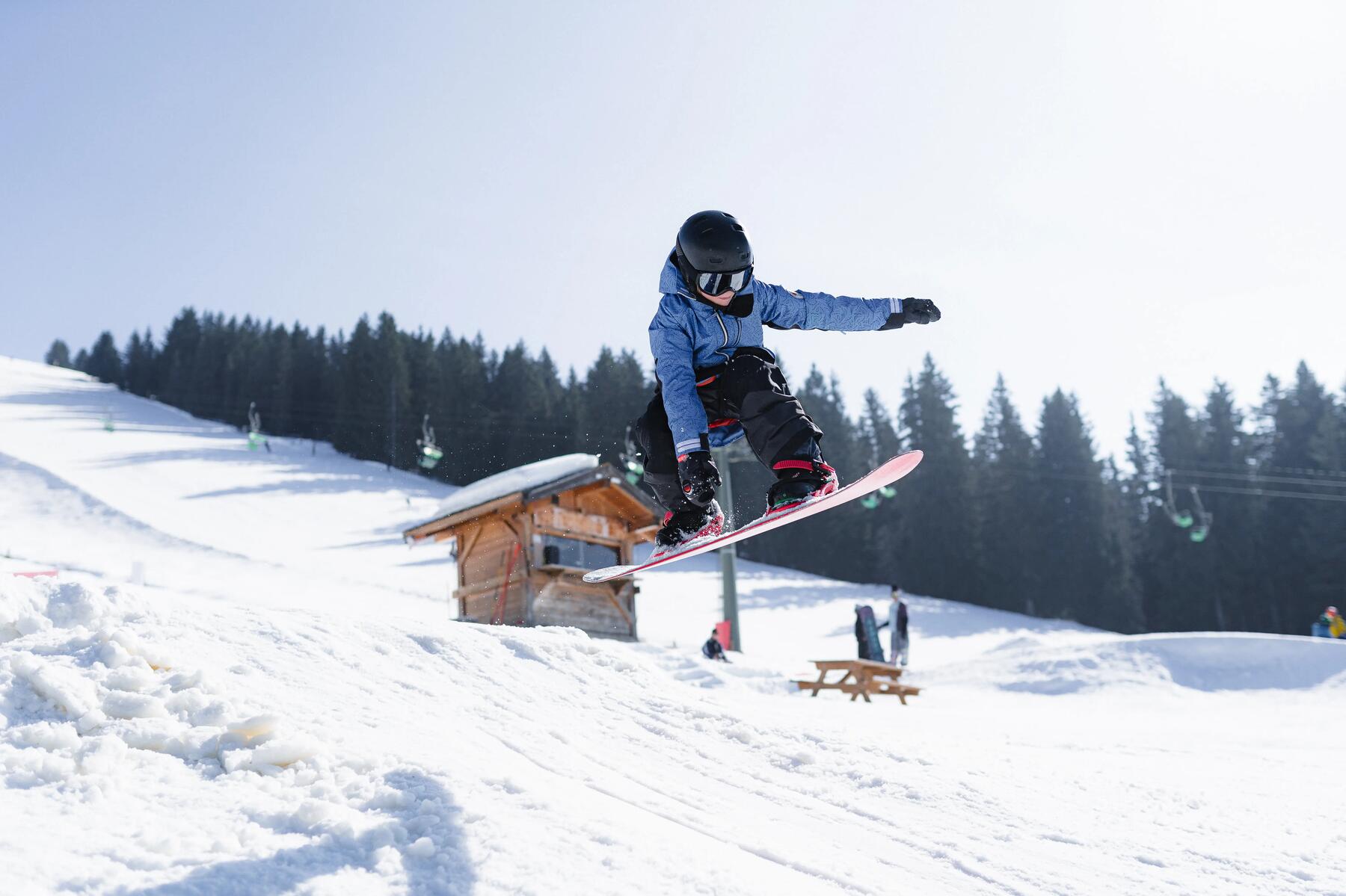 Dziecko trenujące snowboard podczas ferii zimowych