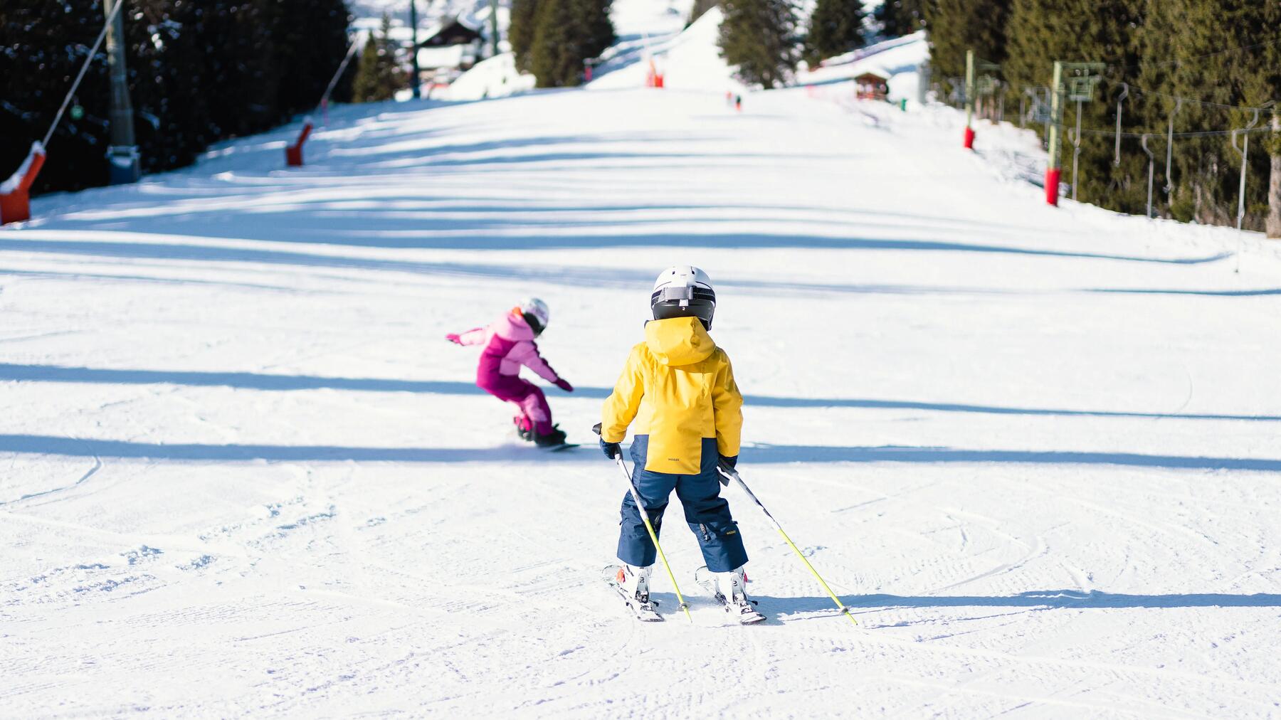 Dzieci zjeżdżające ze stoku na nartach i snowboardzie w odpowiednio dobranych butach 
