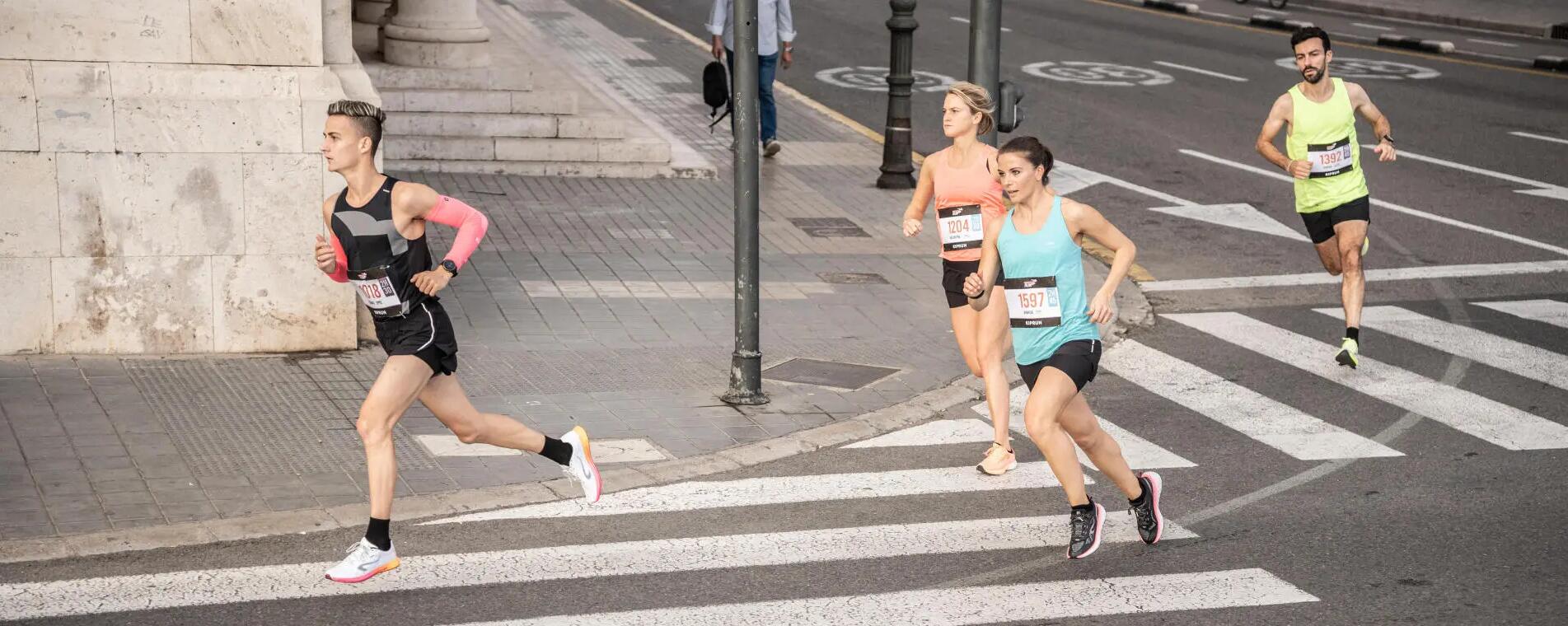 4 personnes participant à un événement de course à pied