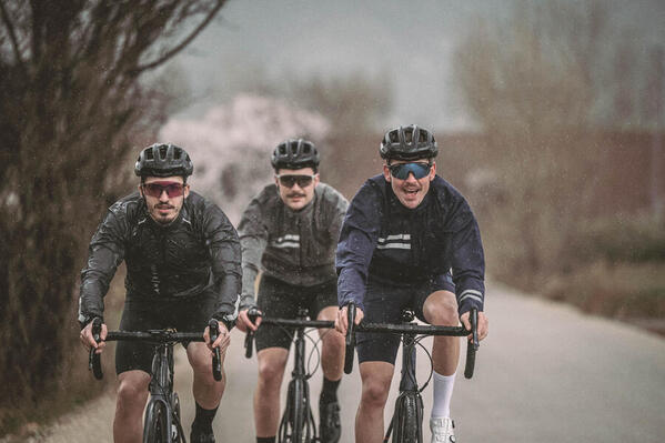 Que la lluvia no sea un problema, te dejamos nuestra selección de Impermeables de ciclismo