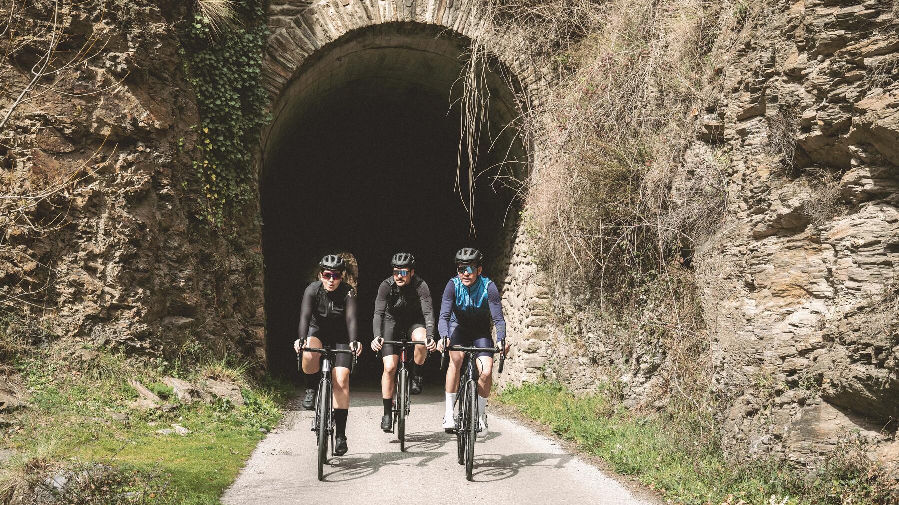 femme sur son vélo de cyclotourisme discutant avec une autre cycliste