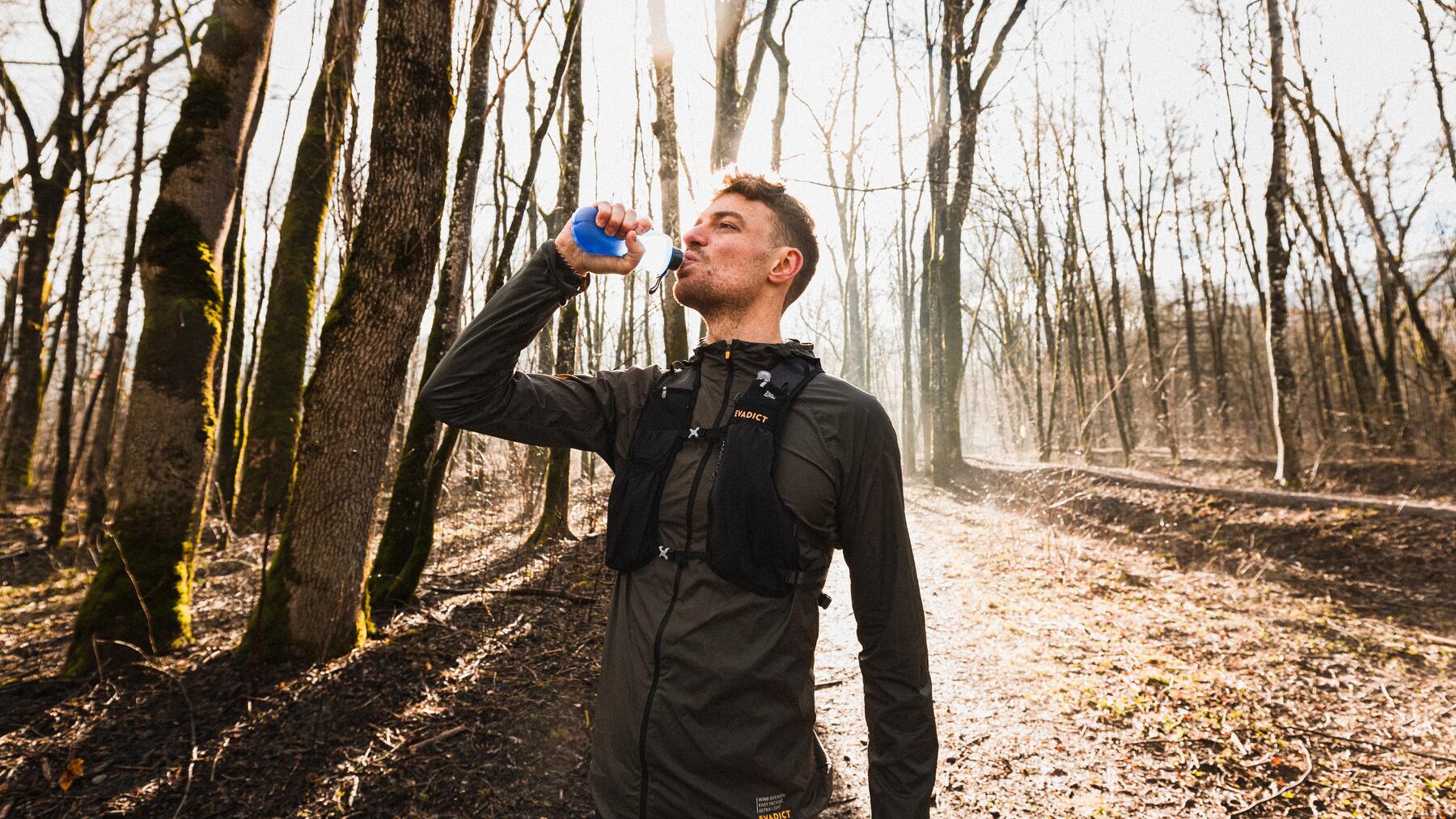 Trinke Wasser in kleinen Schlucken, wenn du merkst, dass dir beim Joggen übel wird.
