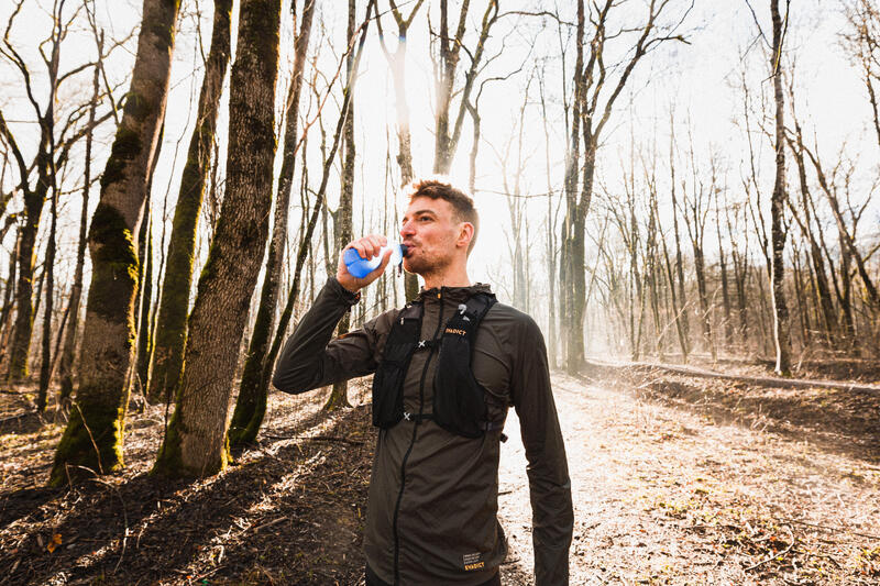 Nawadnianie podczas biegania. Co powinni pić biegacze?