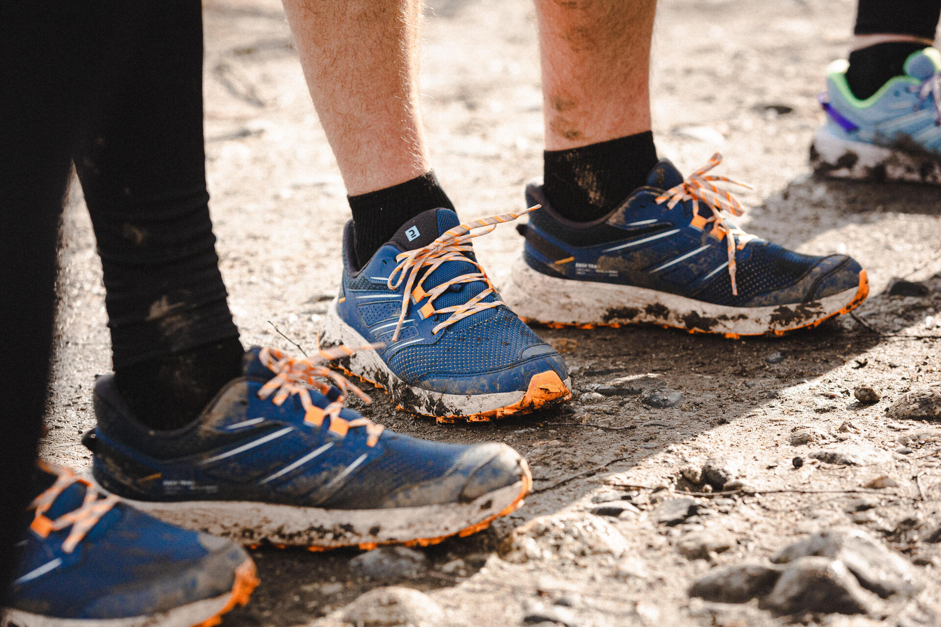 Les chaussures de trail ont de l'accroche, de la résistance et du maintien.