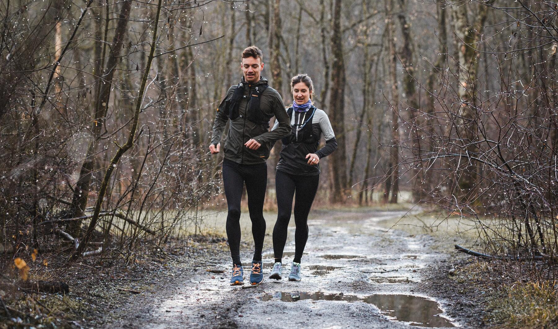 Trail sous la pluie, en pleine nature