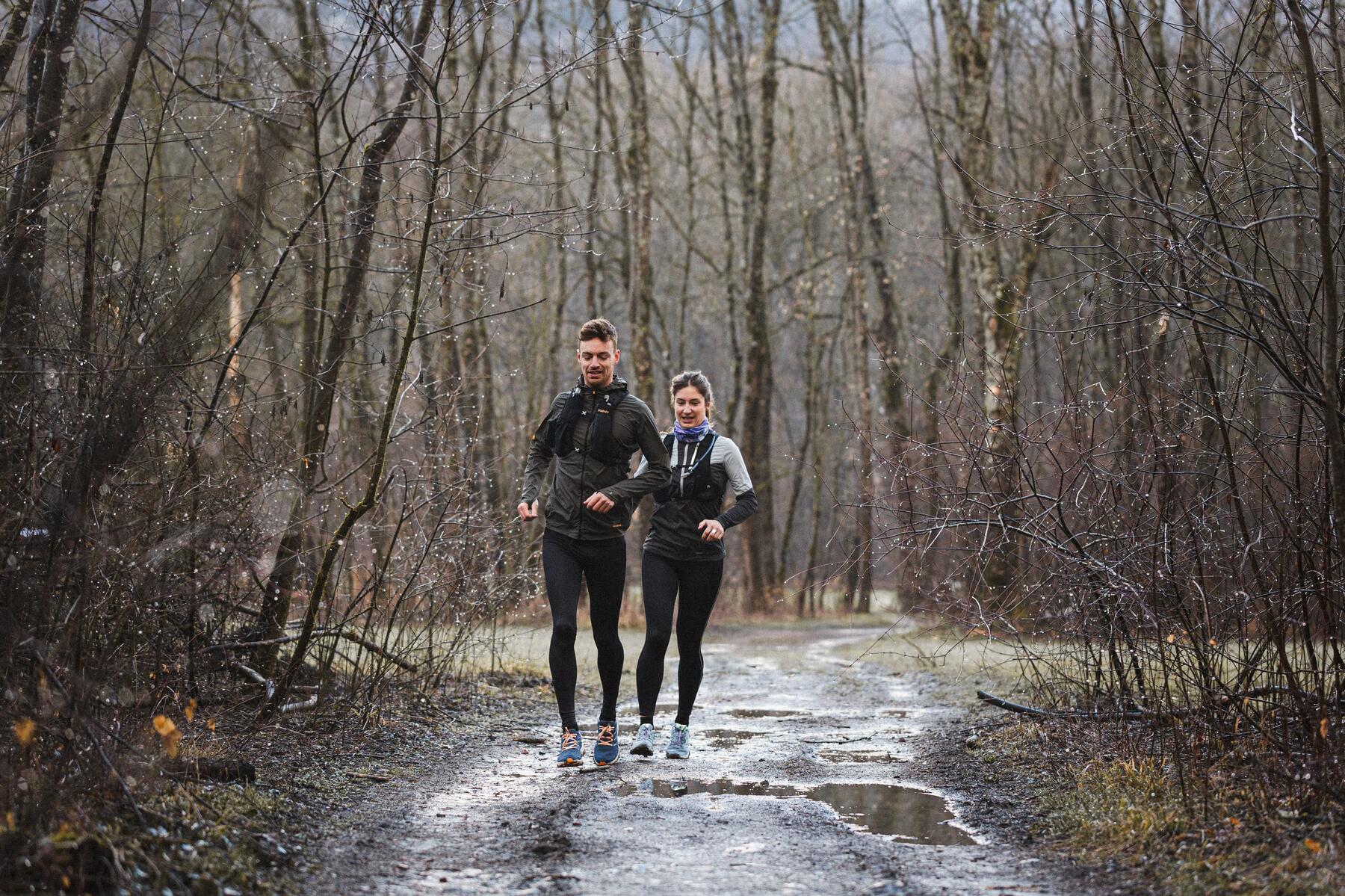 Trail sous la pluie, en pleine nature