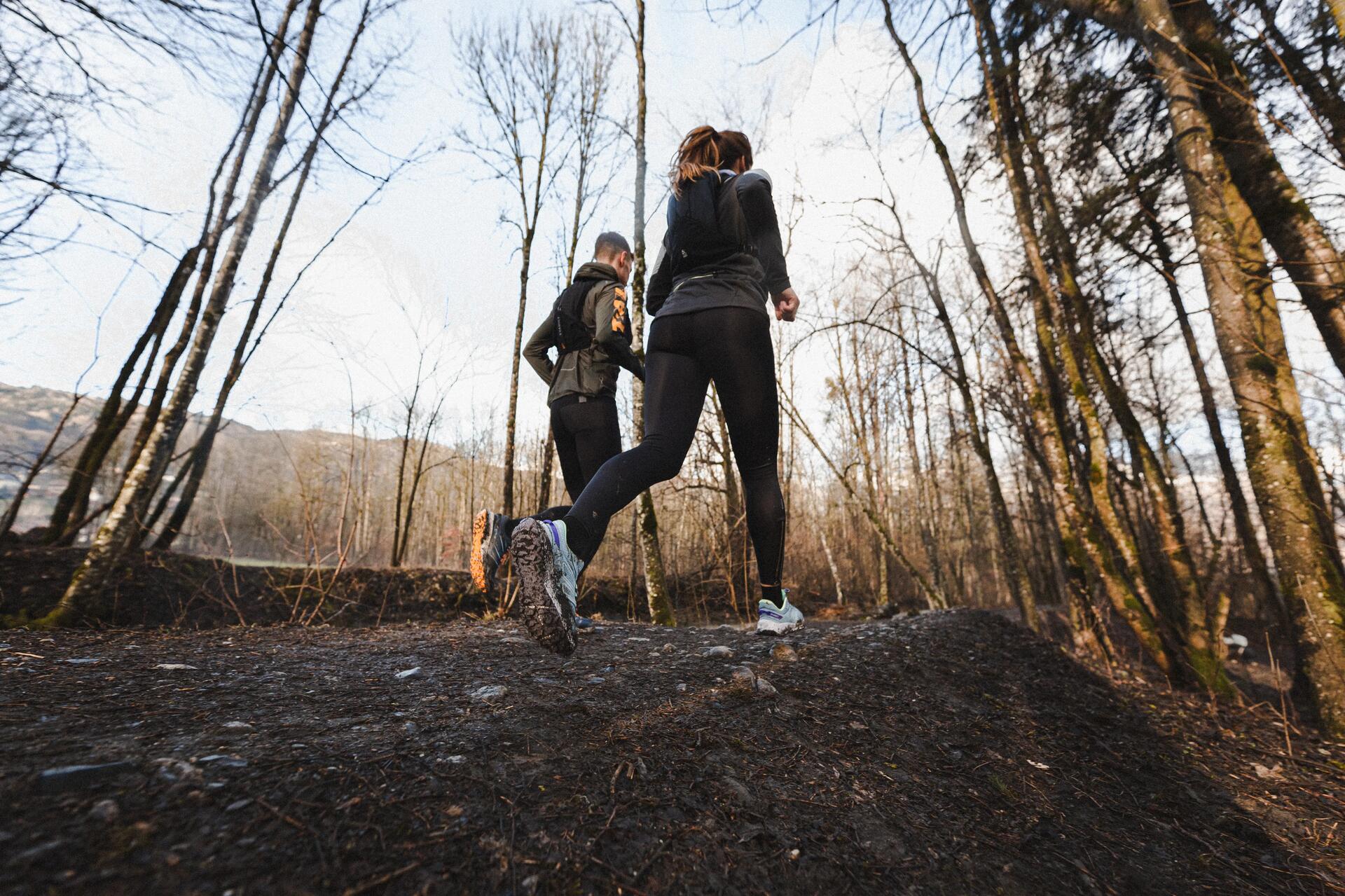 Deux personnes qui font de la course en sentier à l’automne