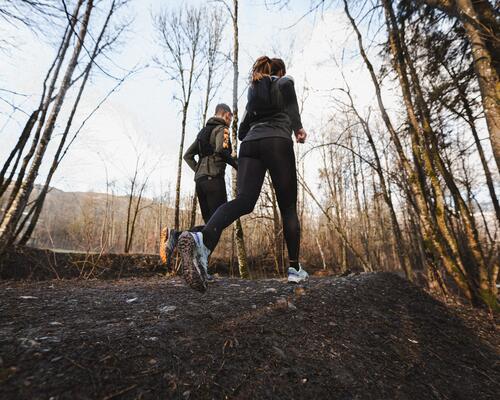 Deux personnes qui font de la course en sentier à l’automne